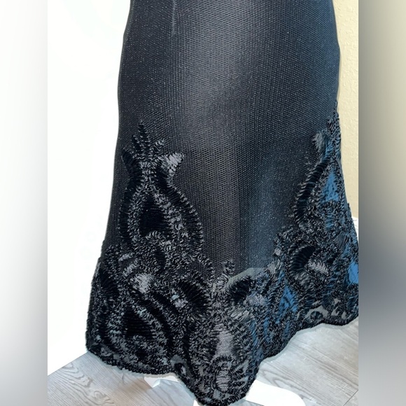 Luxury Maje ‘Jade’ Black Honeycomb Mesh Embroidered Skirt - Picture 4 of 9